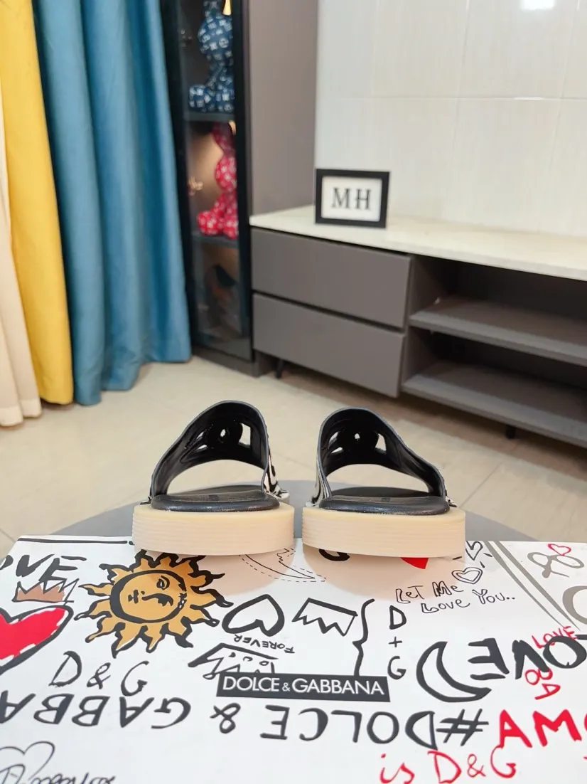 Men's shoes 💰340🌹🌹 (dg) New men's slippers, high-end boutique, leather puff upper with exquisite embossed logo decoration, fine workmanship, super soft sole, casual, loose and comfortable, a must-have in summer! \nsize：38-44
